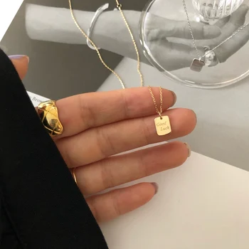 Peri'sBox Sėkmės Kvadratinių Medallion Karoliai Raižyti Geometrinis Karoliai Moterų Aukso Grandinės Minimalistinio Titano Plieno Karoliai